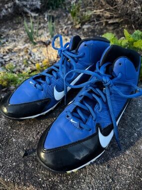 Nike Alpha Shark Boy’s football cleats in Blue